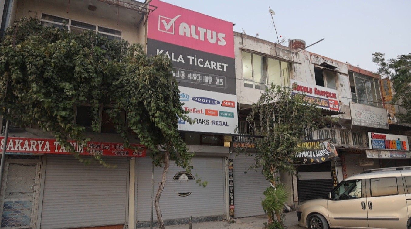 Beyaz eşya satın alma hayaliyle umutla bekleyen vatandaşların hayali bayinin kepenk a&ccedil;mamasıyla son buldu
