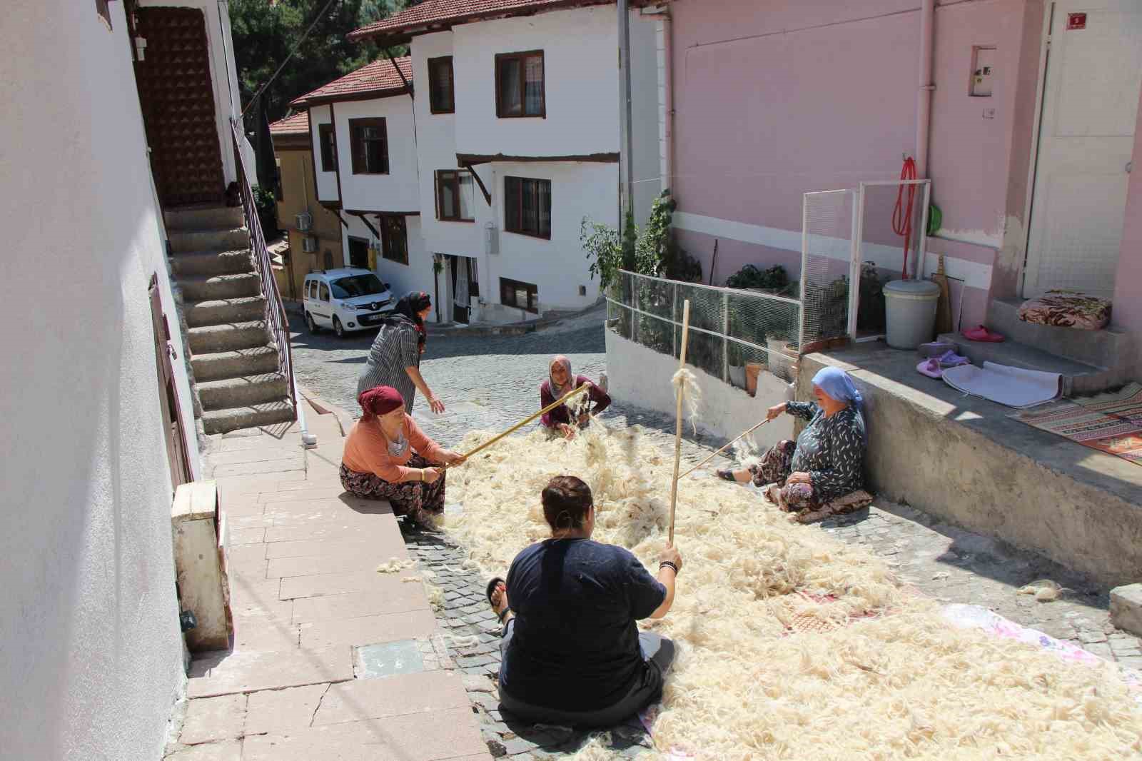 Kadın muhtar başlattı: Yünleri imece usulü havalandırıyorlar

