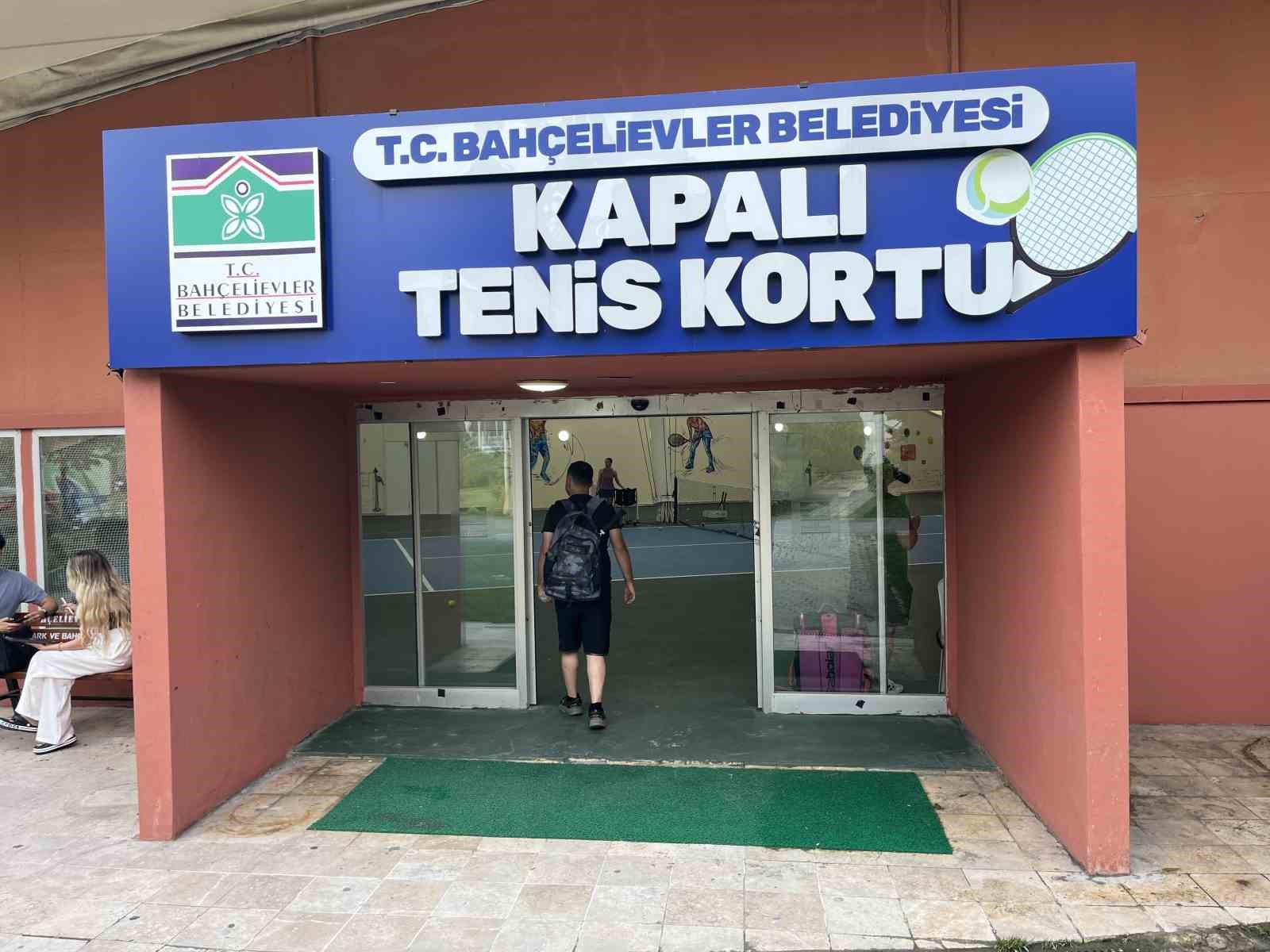 Bah&ccedil;elievler Belediyesi tarafından kapalı tenis kortu ve halı saha a&ccedil;ılışı yapıldı
