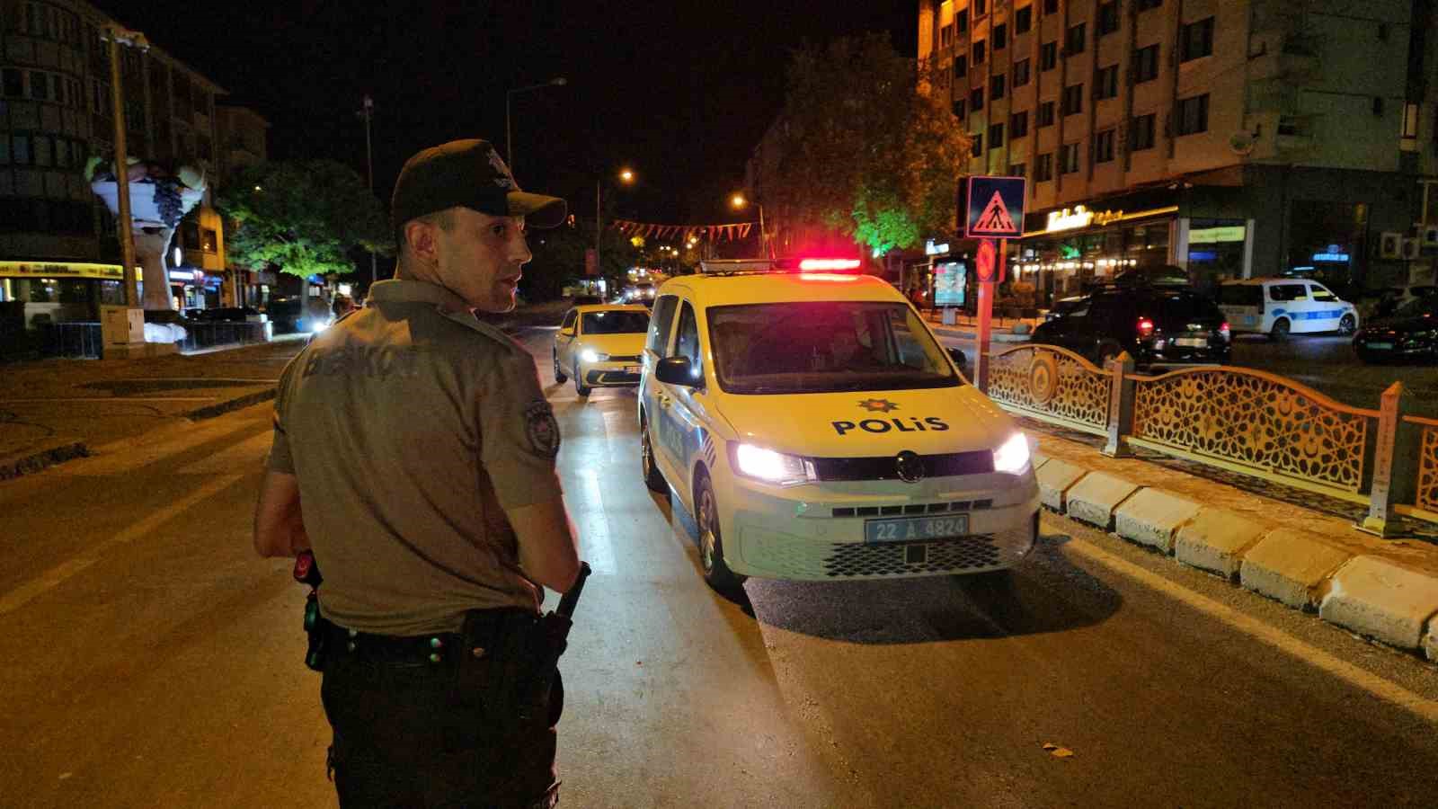 Edirne&rsquo;de şok uygulama: 275 kişi ve 120 ara&ccedil; sorgulandı
