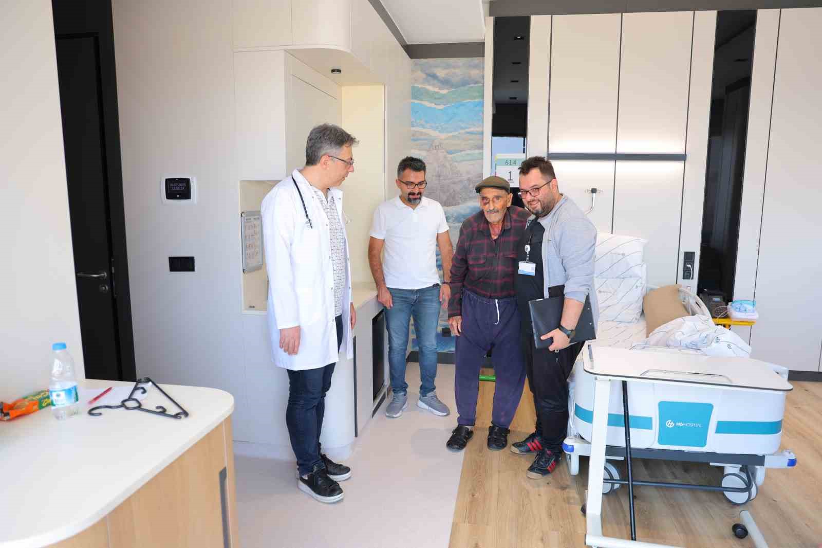 80 yandaki hastaya kalp durdurulmadan kapal ameliyat
