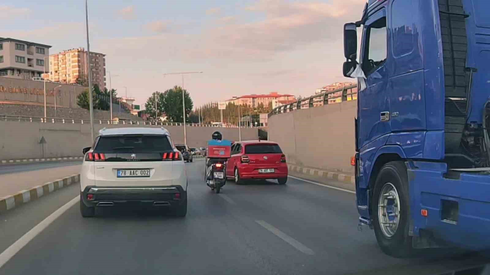 Karabük’te düğün konvoyundaki araçlar trafik kurallarını hiçe saydı