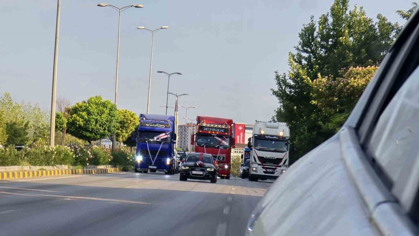 Karab&uuml;k&rsquo;te d&uuml;ğ&uuml;n konvoyundaki ara&ccedil;lar trafik kurallarını hi&ccedil;e saydı
