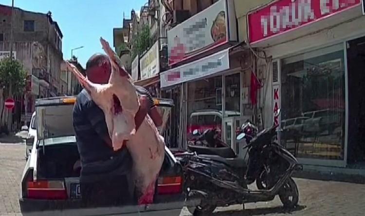 Hijyen kurallarına uymadan otomobil bagajında et taşıdılar