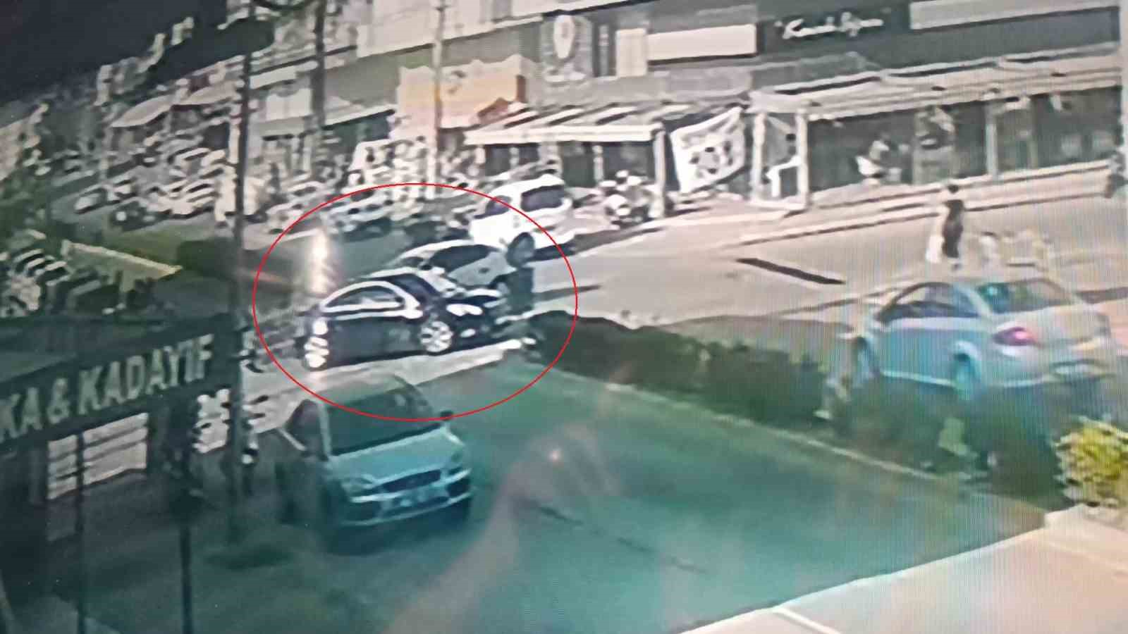 Aynı kavşakta göz göre göre kazalar güvenlik kamerasında