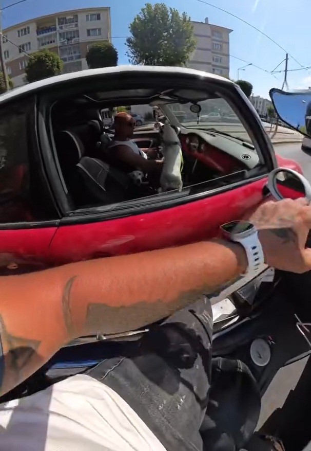 Motosiklet s&uuml;r&uuml;c&uuml;s&uuml;n&uuml;n sevmek istediği k&ouml;peklerin saldırısına uğradığı anlar kask kamerasında
