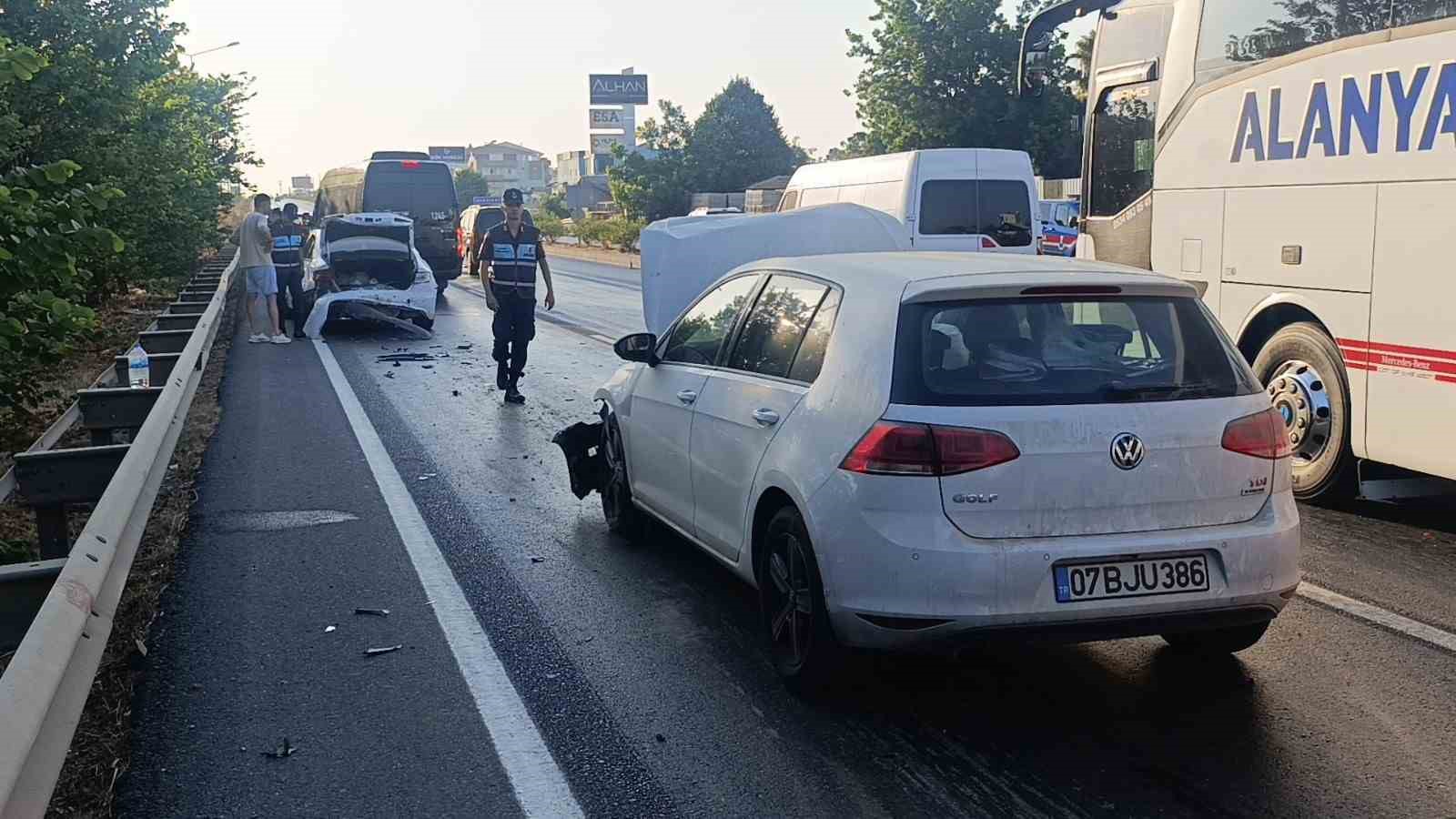 Antalya&rsquo;da zincirleme kaza: 2 yaralı
