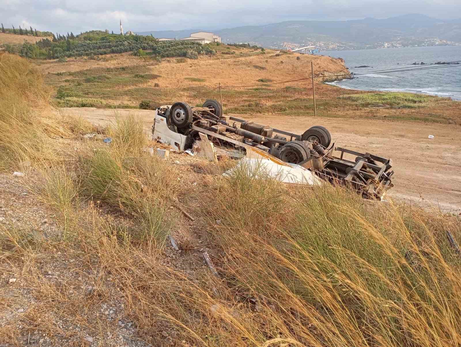 Market kamyonu şarampole devrildi: Yaralanan olmadı
