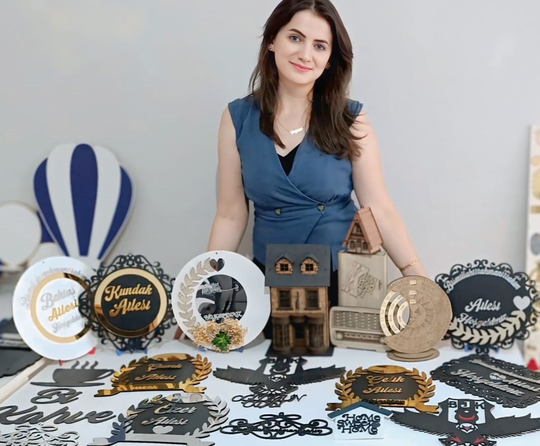 (ÖZEL) Evinde tasarladığı hediyelik eşyaları görenler hayran kalıyor