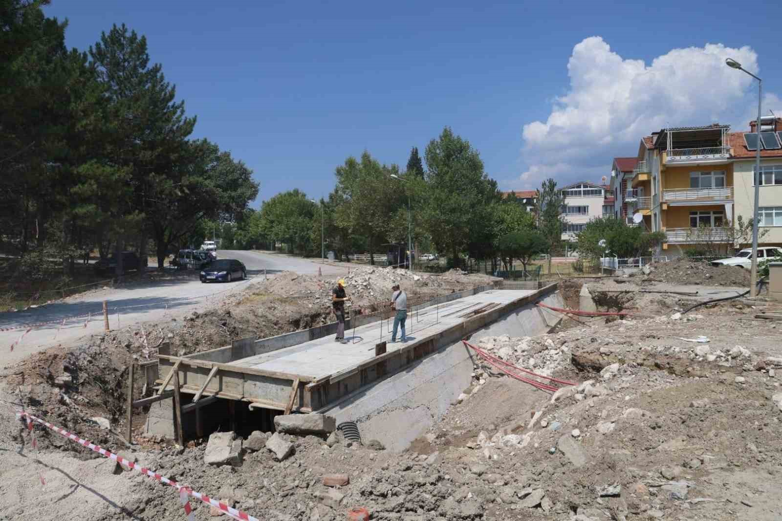 Gediz&rsquo;de Bardak&ccedil;ı Deresi k&ouml;pr&uuml;s&uuml; inşaatı s&uuml;r&uuml;yor
