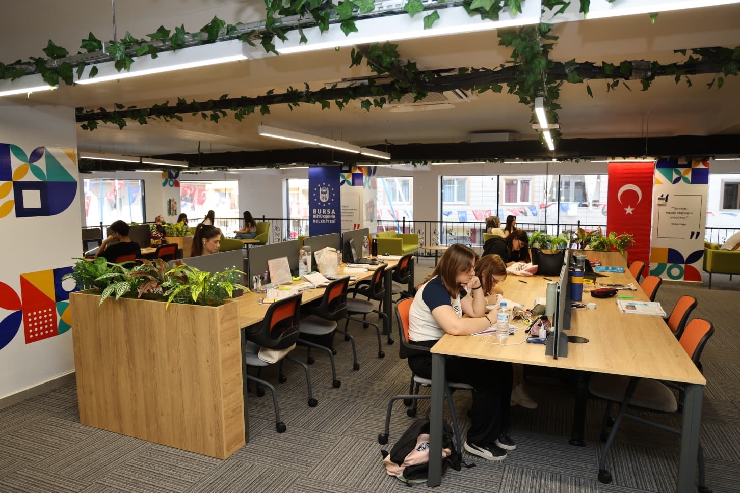 Gençliğe yatırım sürüyor: Gemlik Gençlik Merkezi hizmete açıldı