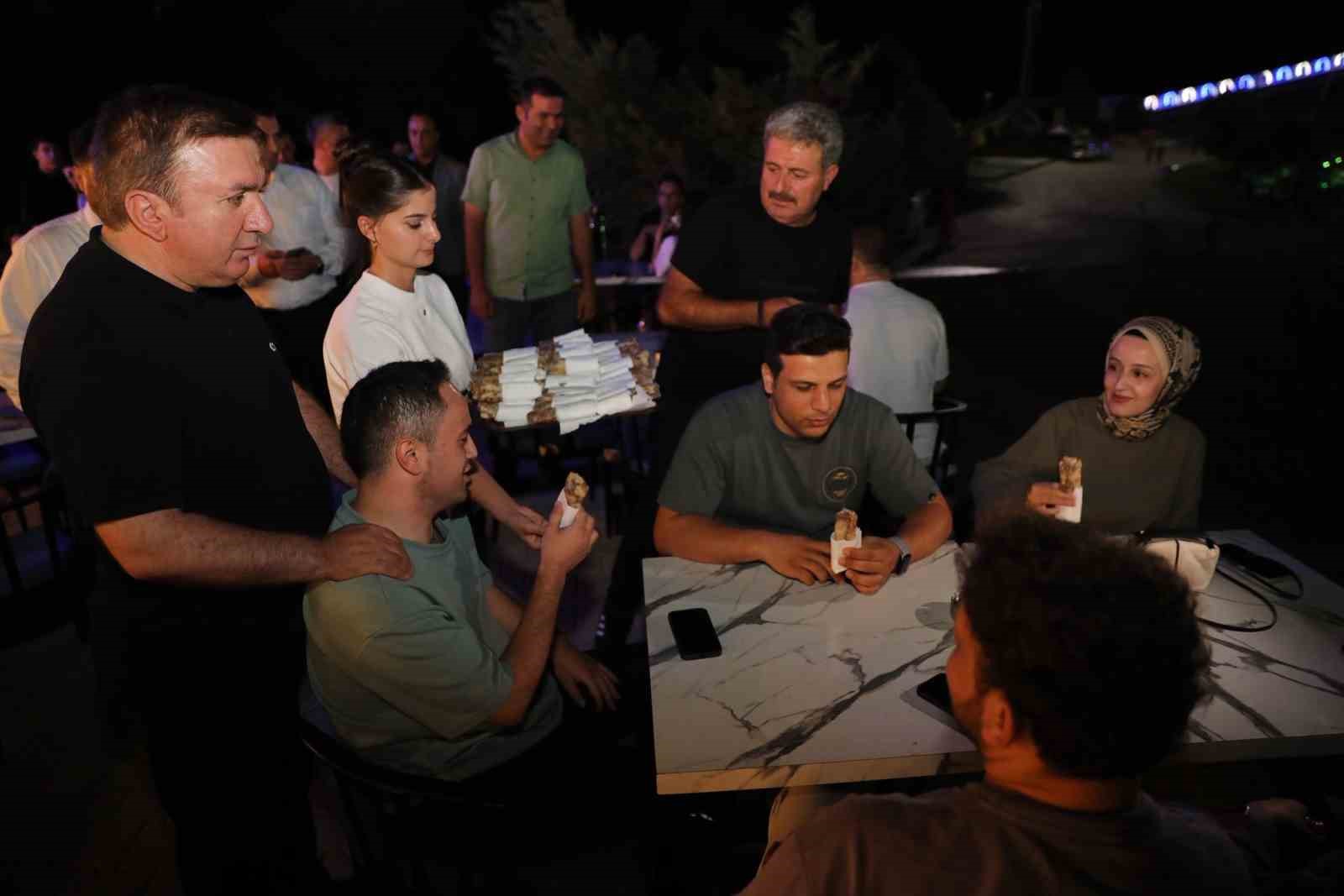 Pekmezli yufka, Ergan Dağı Kayak Merkezi&rsquo;nde bulunan vatandaşlara ikram edildi
