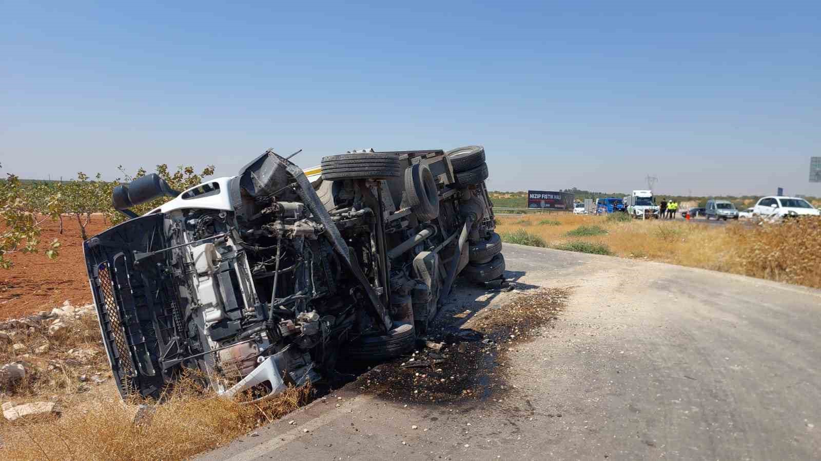 Araçla çarpışan kamyon yan yattı: 1 yaralı