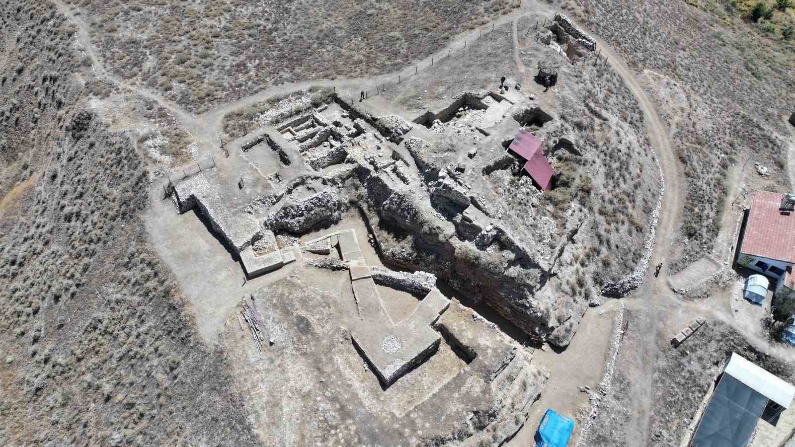 Vali Çelik’ten Kınık Höyük ve Porsuk-Zeyve Höyük Kazı Alanlarına ziyaret