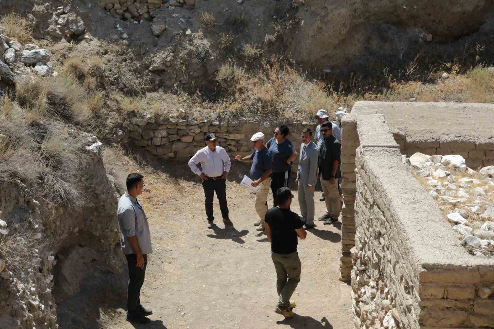 Vali &Ccedil;elik&rsquo;ten Kınık H&ouml;y&uuml;k ve Porsuk-Zeyve H&ouml;y&uuml;k Kazı Alanlarına ziyaret
