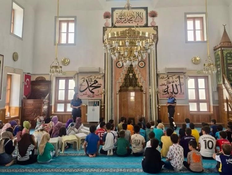 Bilecik İl Emniyet M&uuml;d&uuml;rl&uuml;ğ&uuml;&rsquo;nden &ccedil;ocuklara g&uuml;venli gelecek eğitimi
