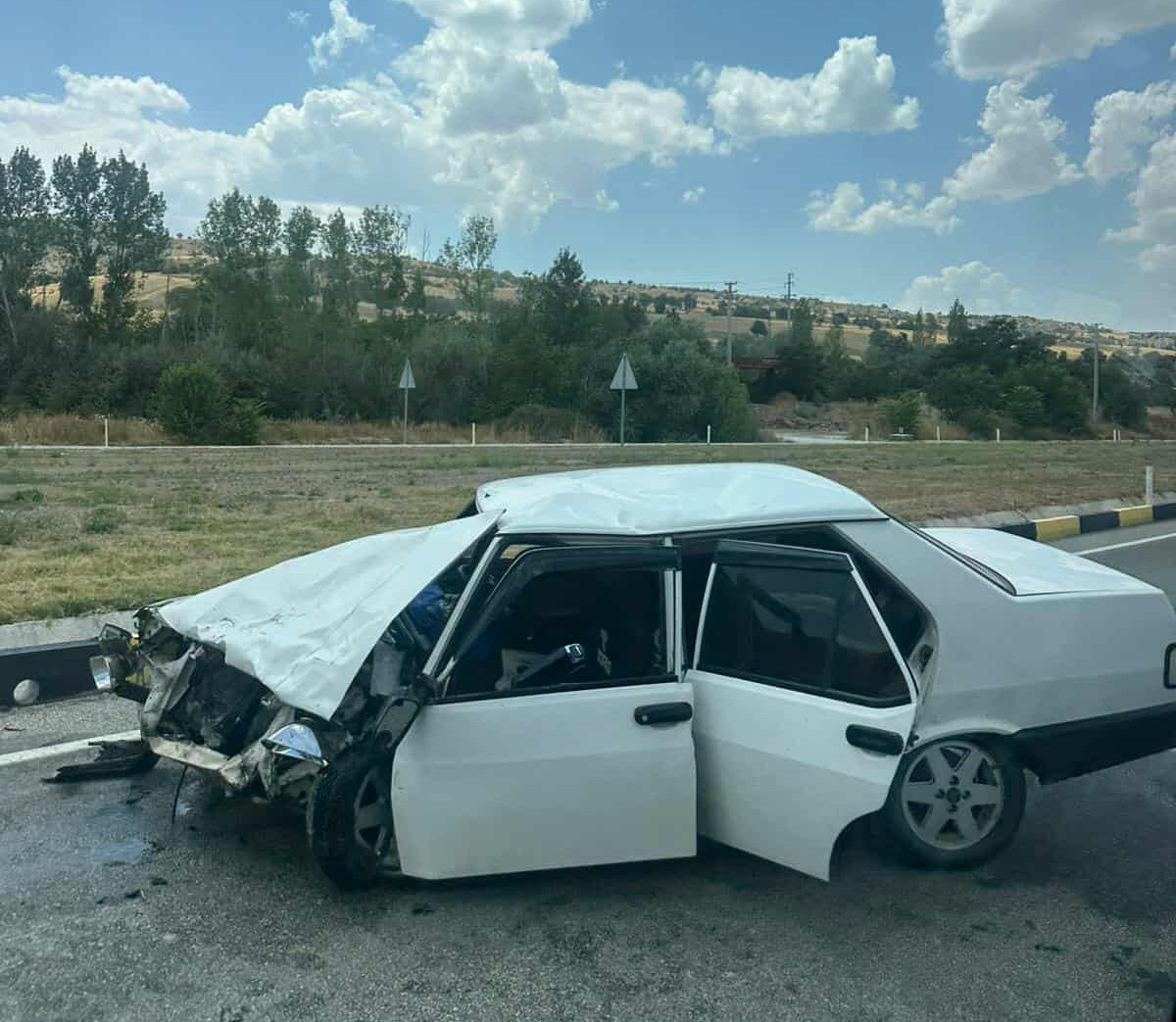 Isparta’da kavşakta 2 otomobil çarpıştı: 2’si çocuk 7 yaralı