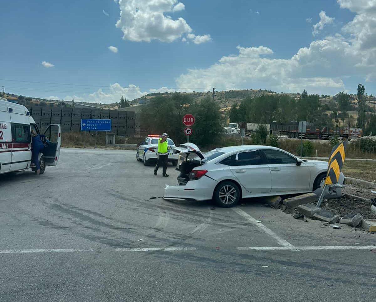 Isparta&rsquo;da kavşakta 2 otomobil &ccedil;arpıştı: 2&rsquo;si &ccedil;ocuk 7 yaralı
