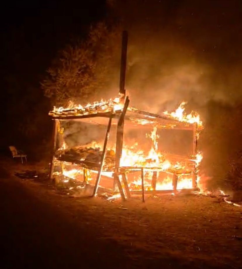 Kavun satış tezgahı alevlere teslim oldu
