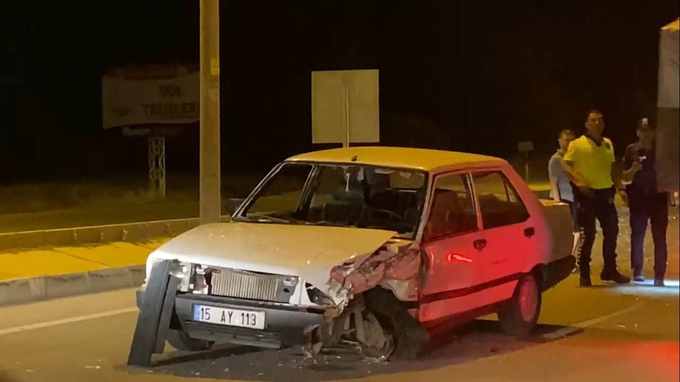 Burdur&rsquo;da iki otomobil &ccedil;arpıştı: 2 yaralı
