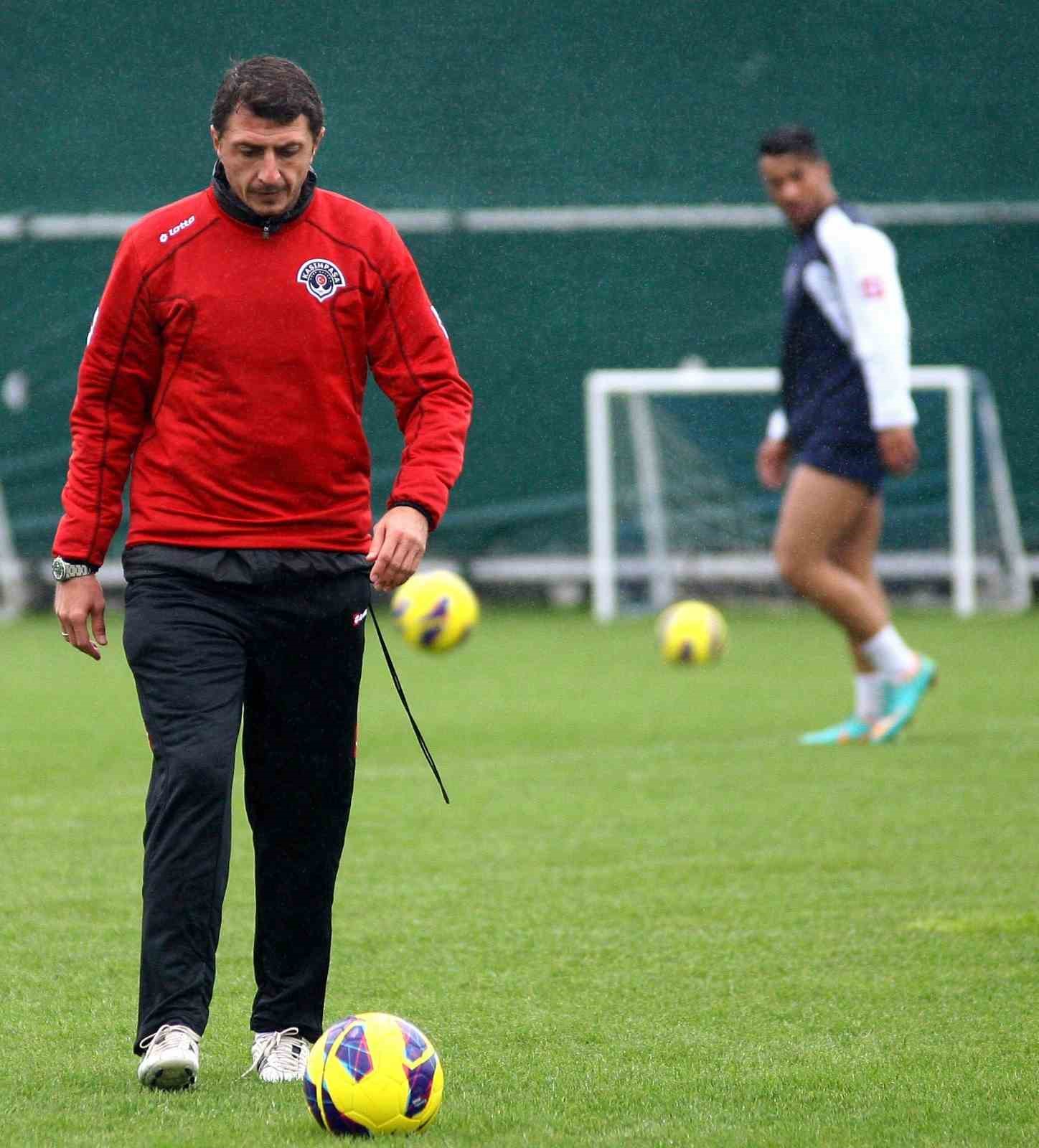12 takım Süper Lig’e geçen sezonki teknik direktörüyle başlayacak

