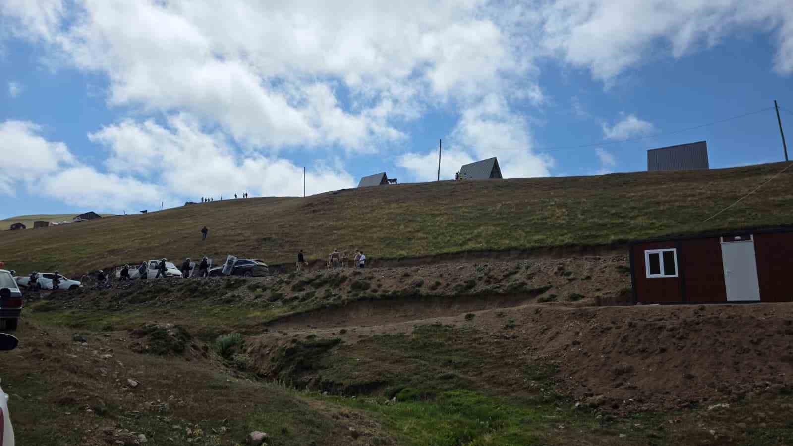 Gümüşhane’de yayladaki kaçak yapılar yıkılıyor
