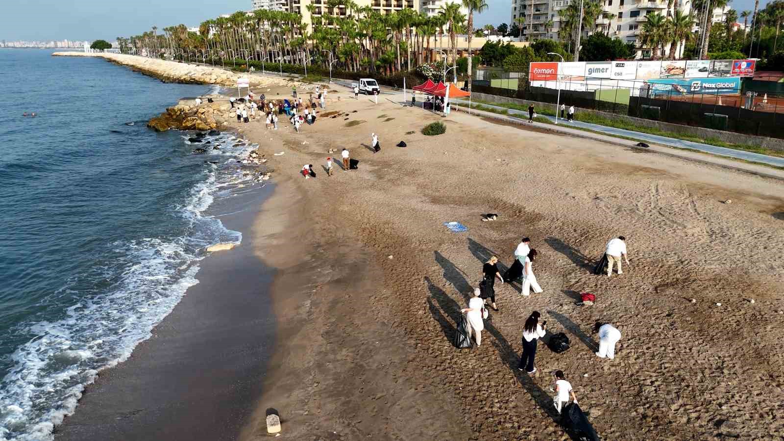 Gen&ccedil; fenomenin temizlik akımına Mersin B&uuml;y&uuml;kşehir Belediyesinden destek
