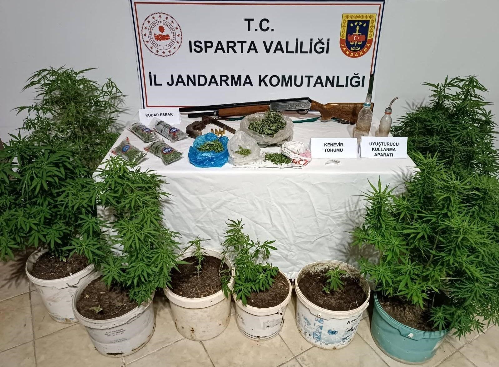 Isparta’da bir eve düzenlenen operasyonda esrar ve kenevir ele geçirildi