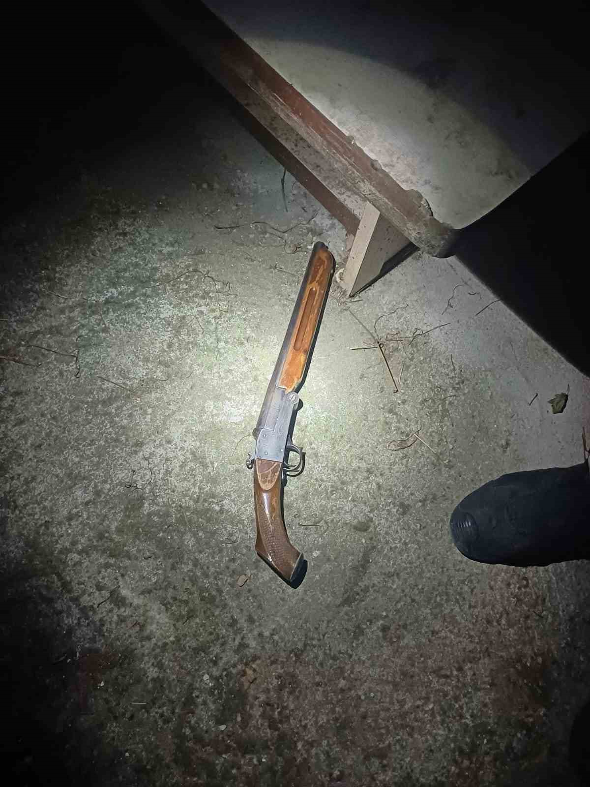 Tartıştığı kişilerin evinin &ouml;n&uuml;nden ge&ccedil;tiğini g&ouml;r&uuml;nce kurşun yağdırdı
