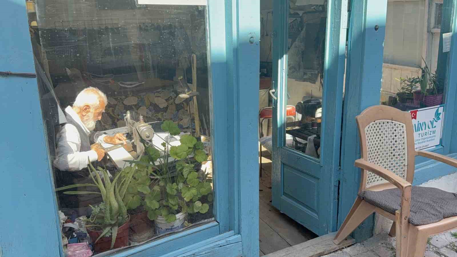 75 yıllık terzi gözlüksüz dikiş yapıyor
