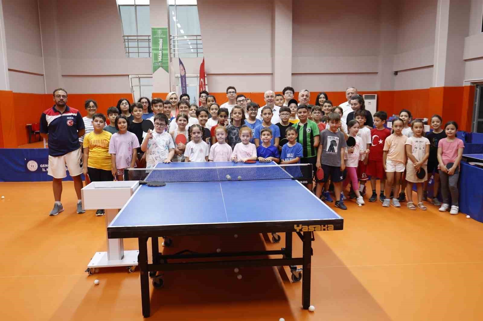 Vali Coşkun minik sporcularla bir araya geldi
