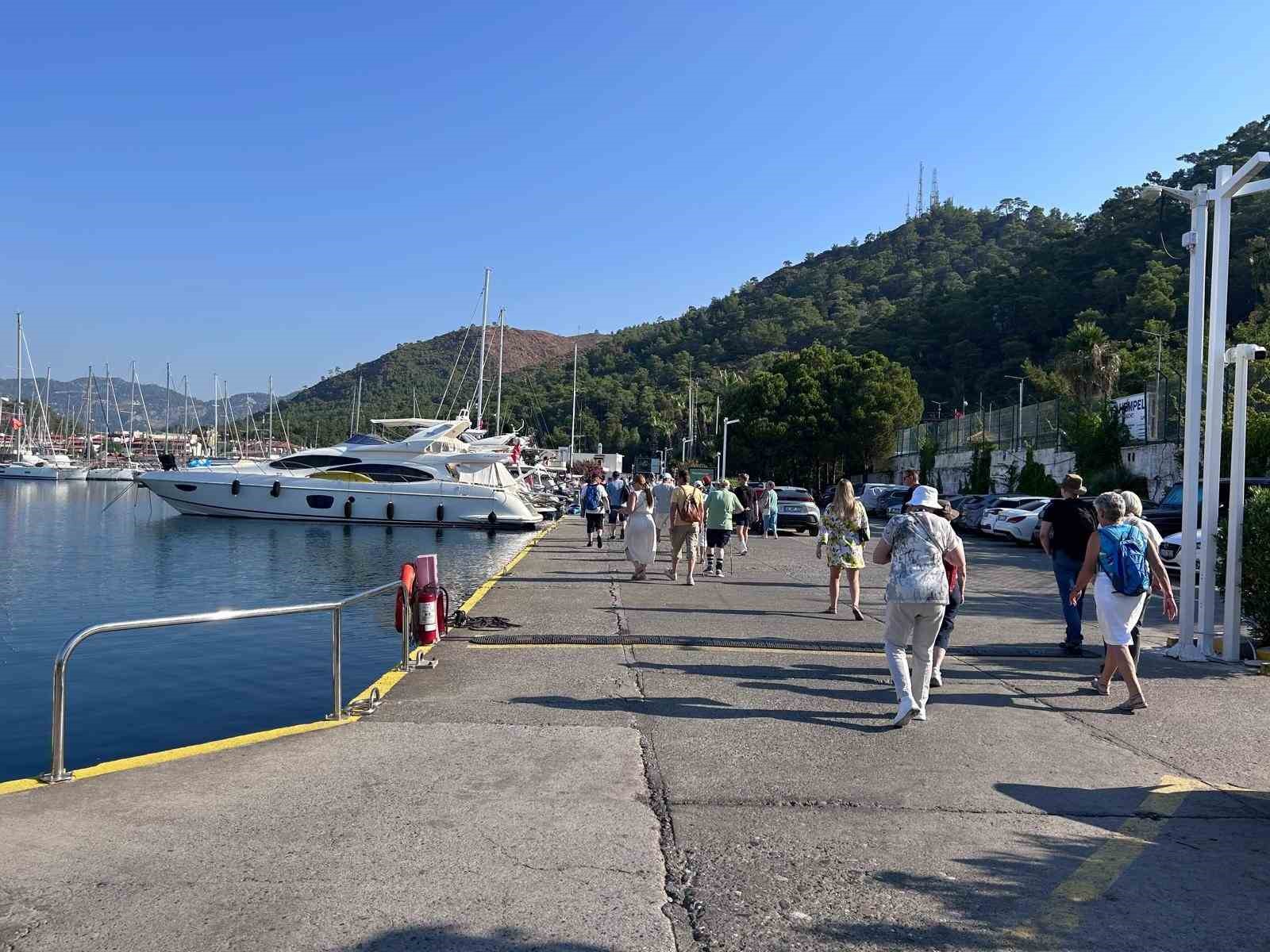 Dev yolcu gemisi binlerce yolcusu ile Marmaris&rsquo;e geldi
