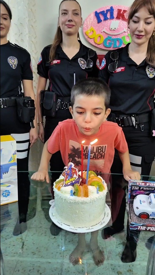 Şanlıurfa’da yunus polislerinden hasta çocuğa doğum günü sürprizi
