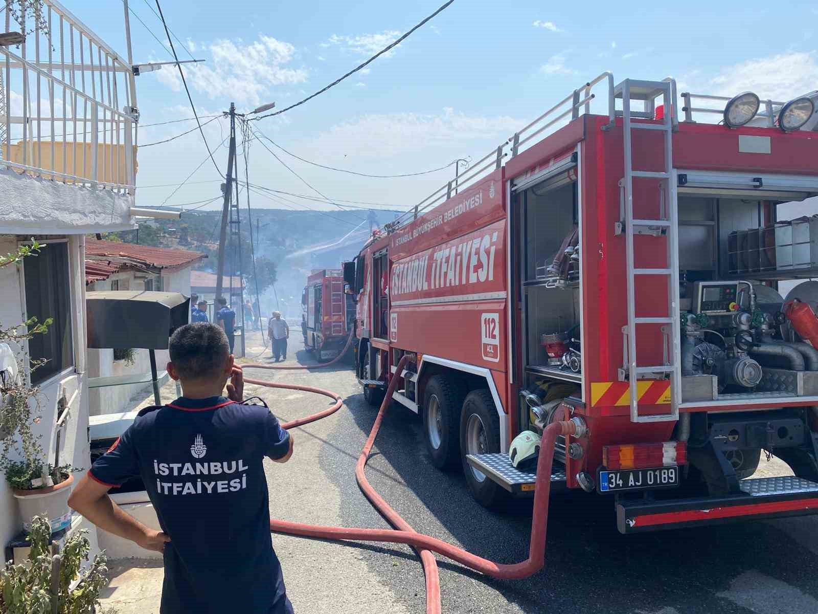 &Uuml;mraniye&rsquo;de k&ouml;m&uuml;rl&uuml;k yangını paniğe neden oldu
