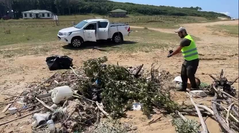 Sarıkum sahilinde temizlik mesaisi
