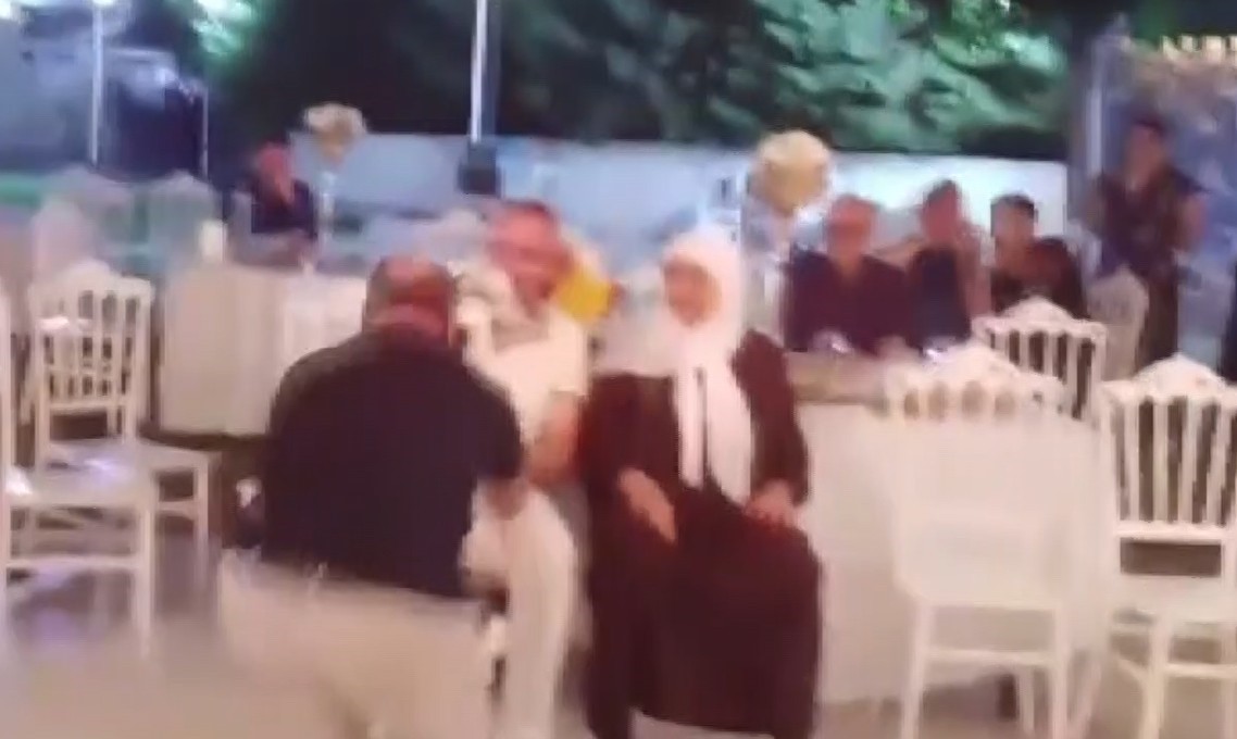 Gelin &ccedil;i&ccedil;eği i&ccedil;in gen&ccedil; kızlar değil erkekler yarıştı
