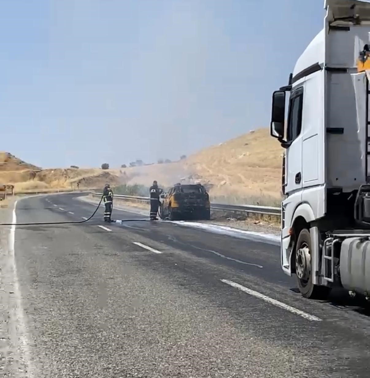 Diyarbakır’da seyir halindeki araç yandı