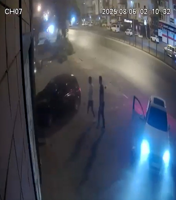 Antalya’da alkollü sürücü önce ağaca, sonra iş yerinin camına çarptı