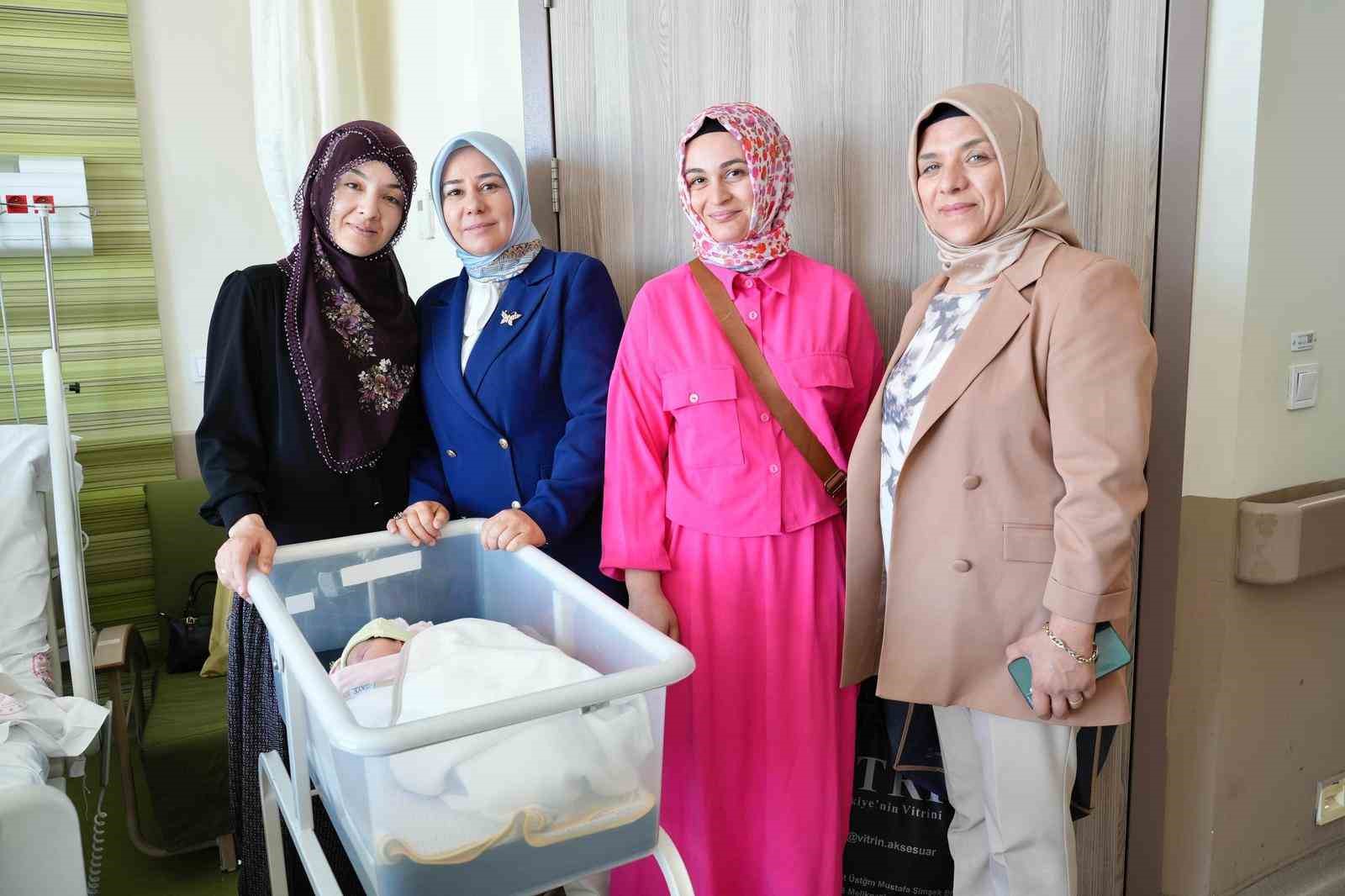 AK Parti Kayseri Kadın Kolları’ndan Anne Sütü Haftası’na anlamlı ziyaret