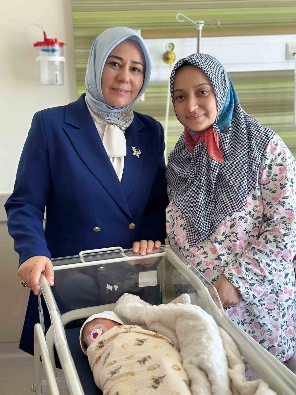 AK Parti Kayseri Kadın Kolları&rsquo;ndan Anne S&uuml;t&uuml; Haftası&rsquo;na anlamlı ziyaret
