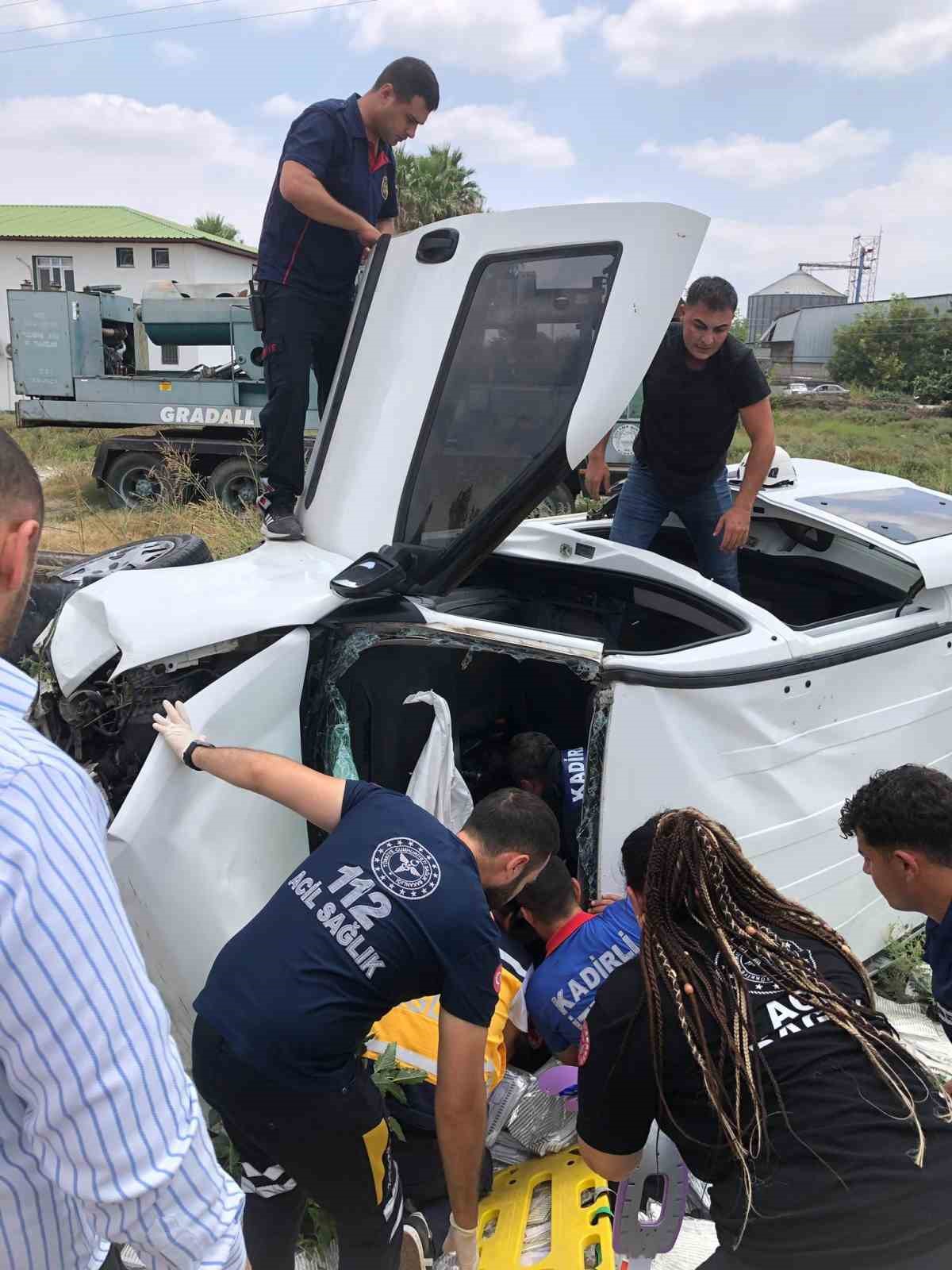 Osmaniye&rsquo;de otomobiller kafa kafaya &ccedil;arpıştı: 1 &ouml;l&uuml;, 1 yaralı
