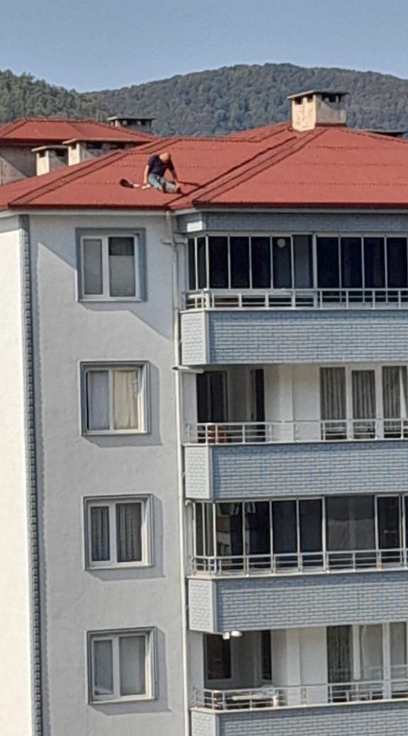 Binanın &ccedil;atısına &ccedil;ıkan alkoll&uuml; şahsı ikna etmek i&ccedil;in 3 saat &ccedil;abaladılar
