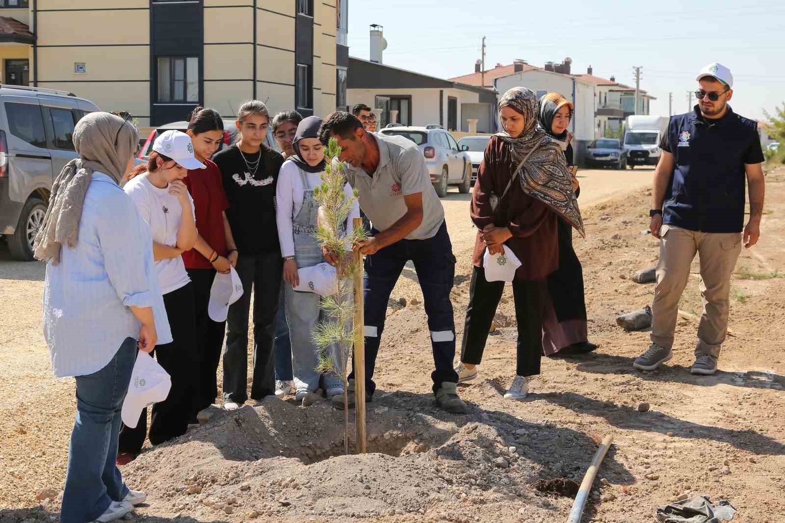 Meramlı gen&ccedil;lerden anlamlı fidan dikim etkinliği
