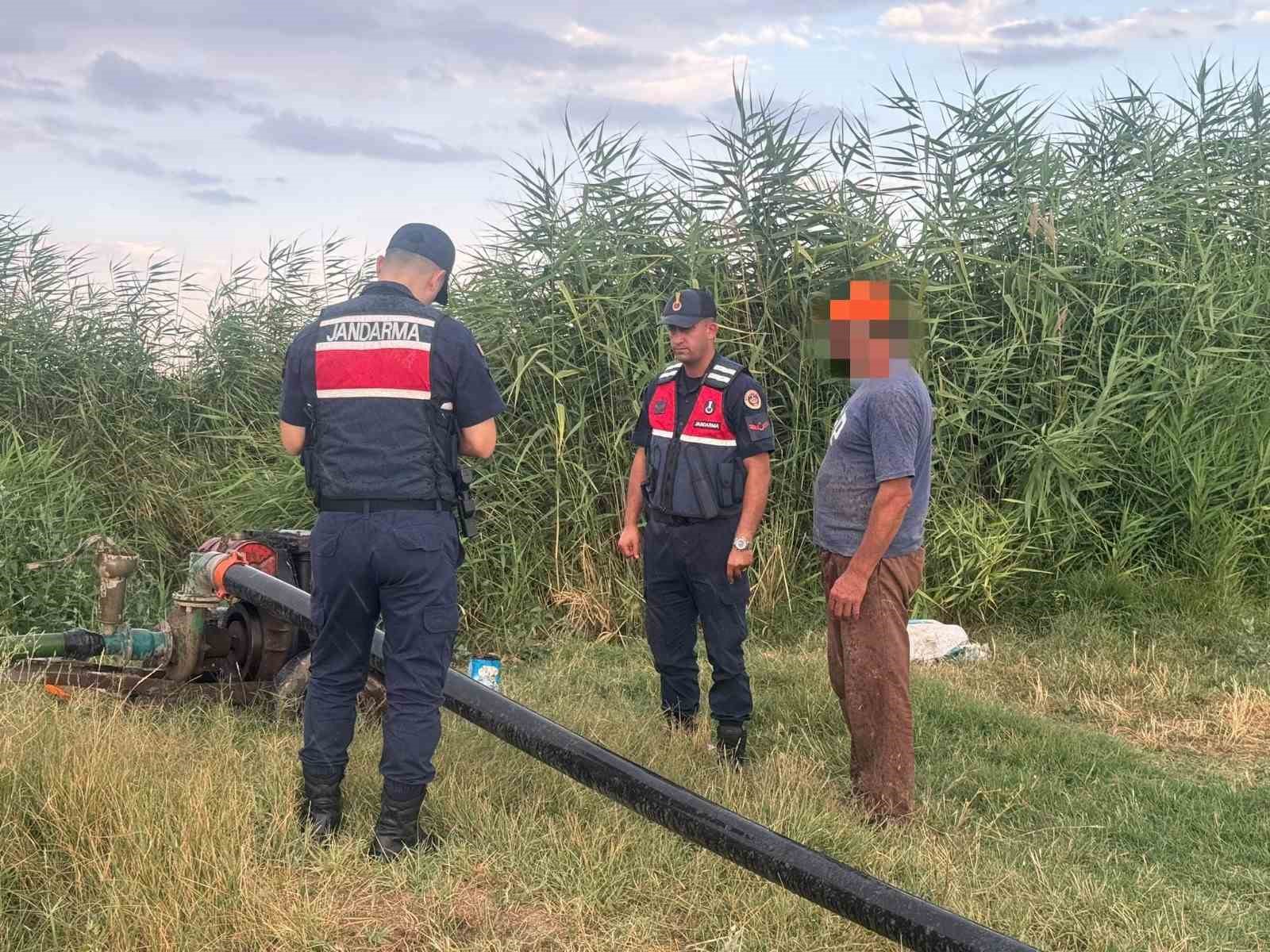 İzinsiz şekilde tarımsal sulama yapan şahıslara jandarma idari işlem uyguladı
