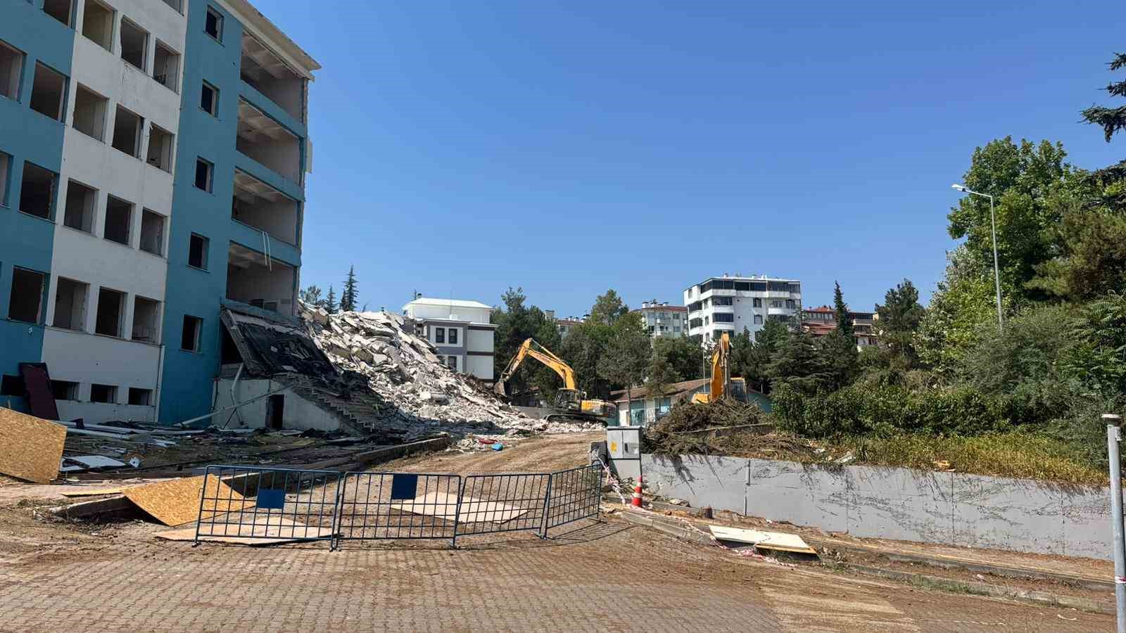 Eski devlet hastanesi polikliniği yıkılıyor yerine psikiyatri servisi kurulacak
