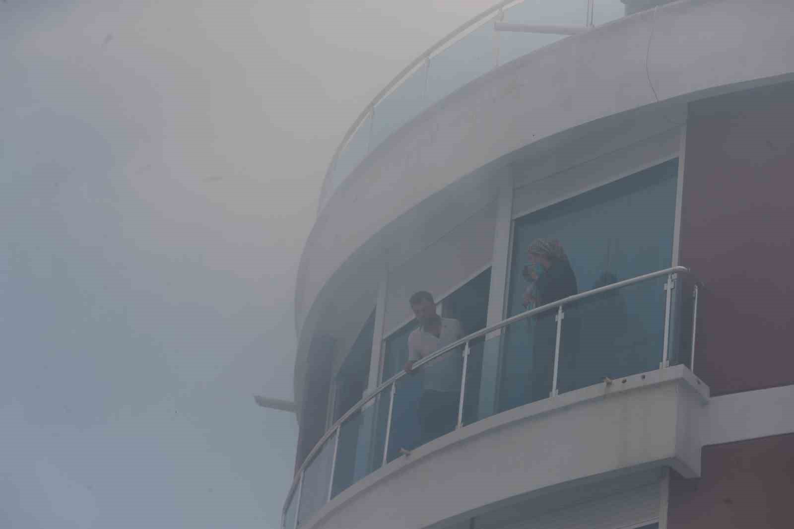 Yangın çıkan binada mahsur kaldıkları balkonda kurtarılmayı beklediler