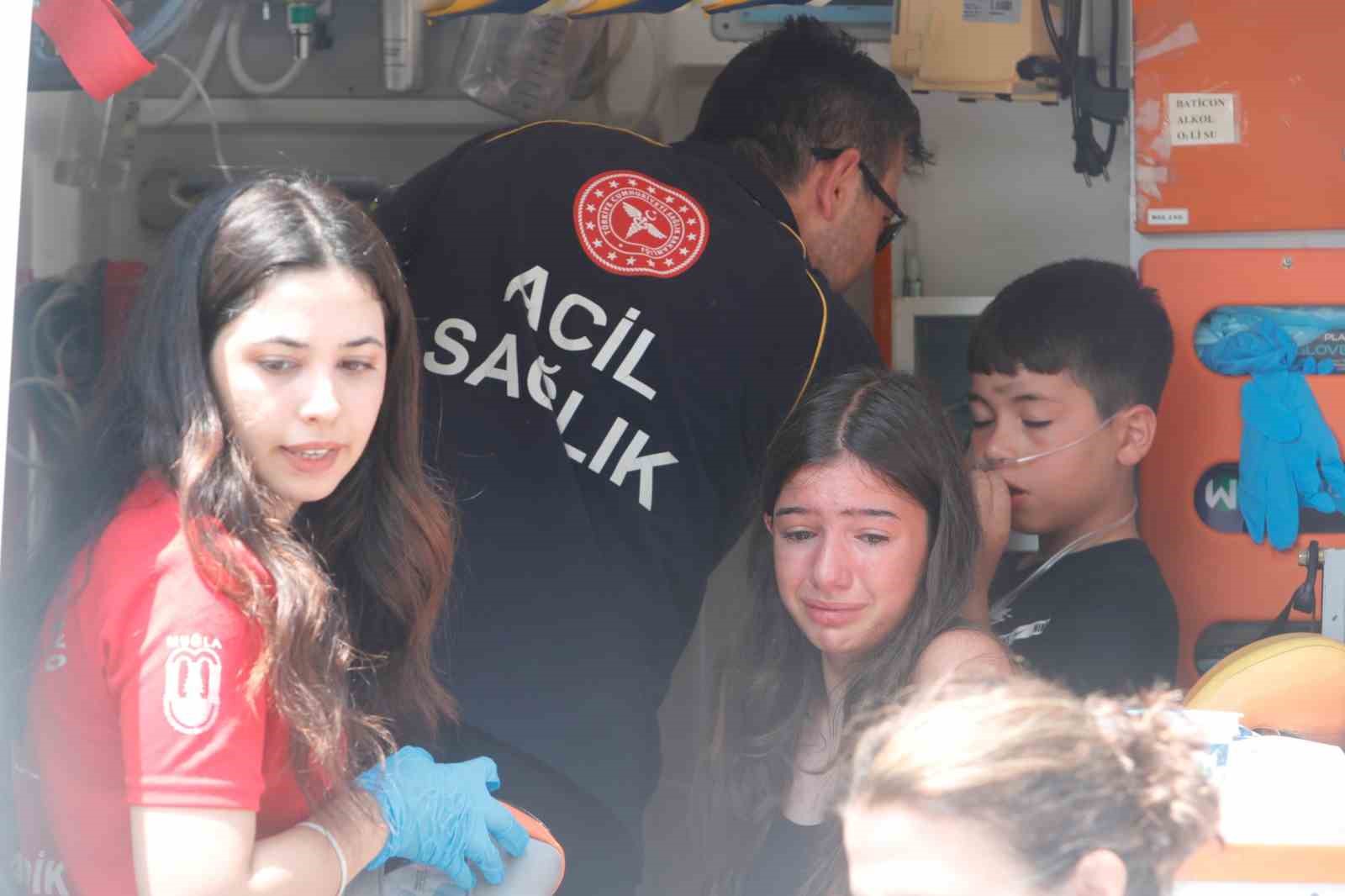 Yangın çıkan binada mahsur kaldıkları balkonda kurtarılmayı beklediler