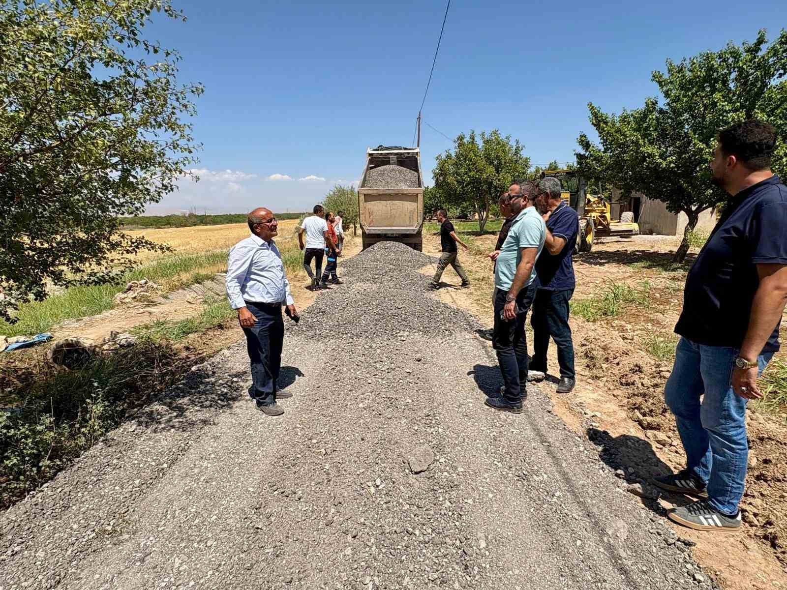 Akçadağ’da grup yolu çalışmaları devam ediyor