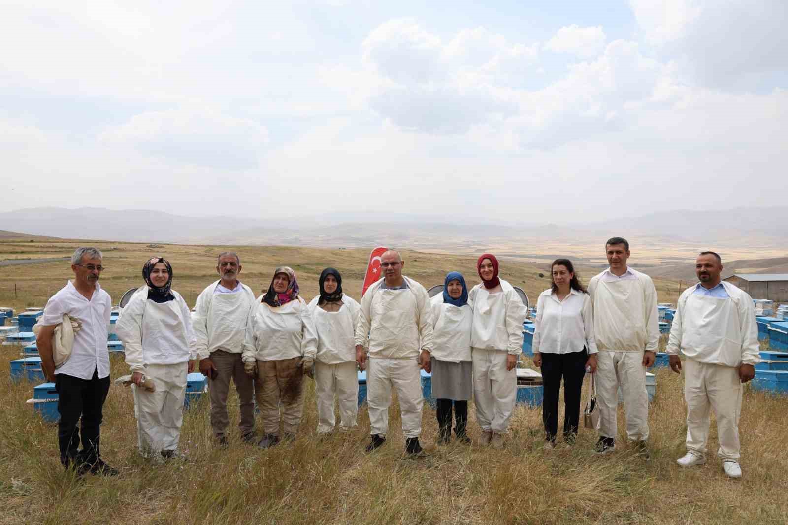 Ağrı’da kadınlar bal üretimine yöneliyor