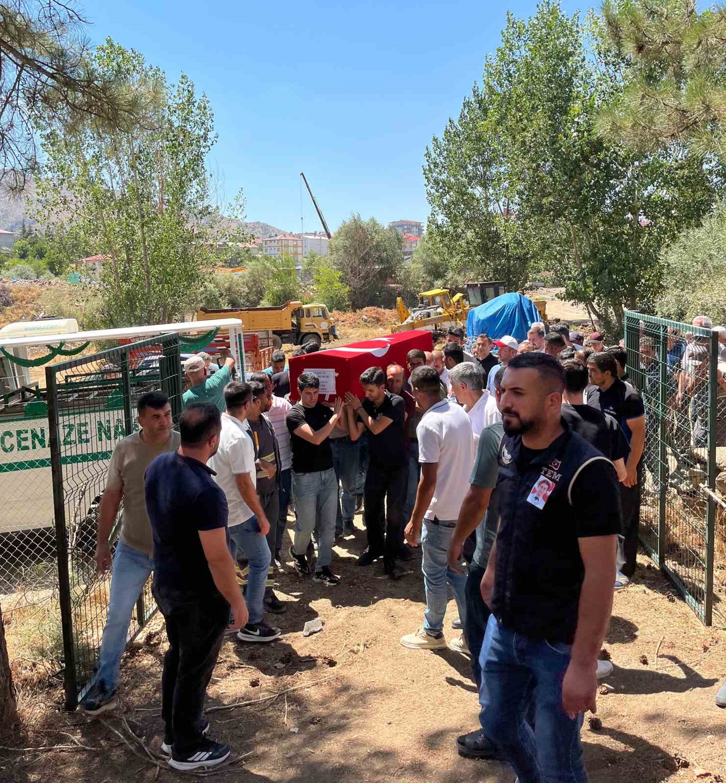 Kansere yenik d&uuml;şen polis, g&ouml;zyaşlarıyla uğurlandı
